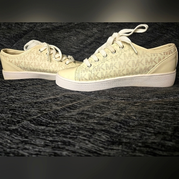 Girl's Michael Kors Ivy Dee Vanilla Lace Up Sneakers, Size 3 - Picture 1 of 6